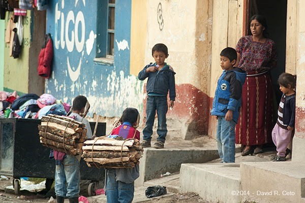 Estudiantes participando en actividades educativas